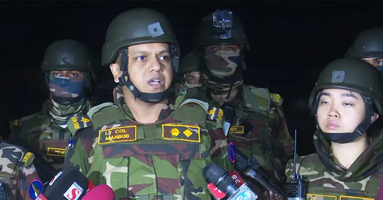 সাংবাদিকদের সঙ্গে কথা বলেছেন লে. কর্নেল মাহবুব আলম